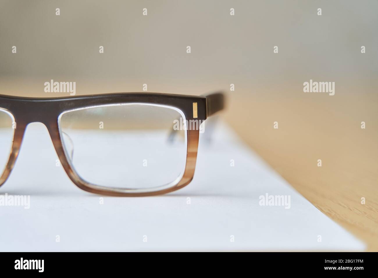 Marco de gafas marrón moderno. Gafas para miopía Fotografía de stock - Alamy