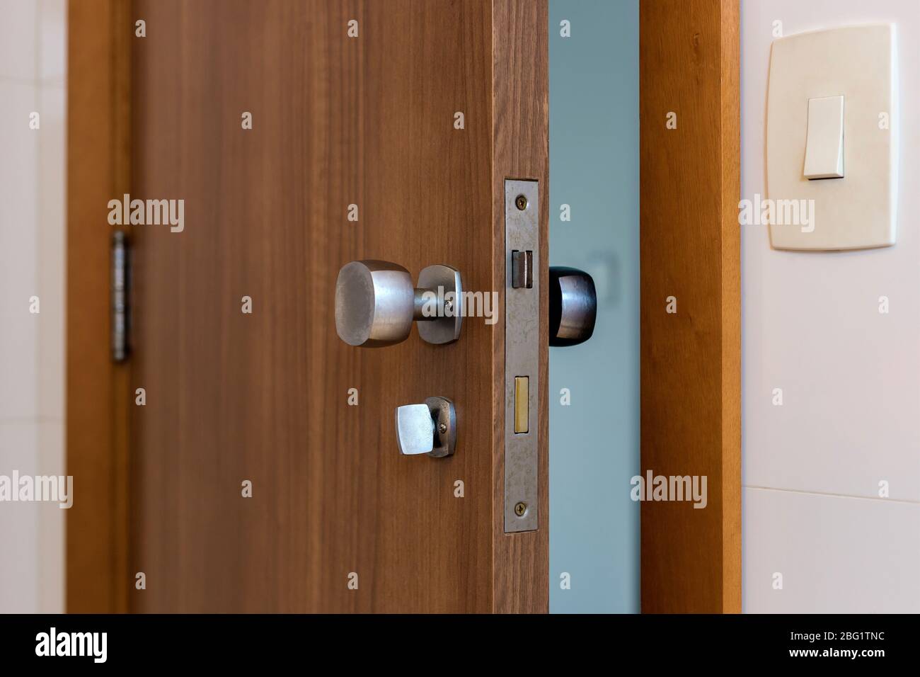 Puerta de madera contrachapada fotografías e imágenes de alta resolución -  Alamy