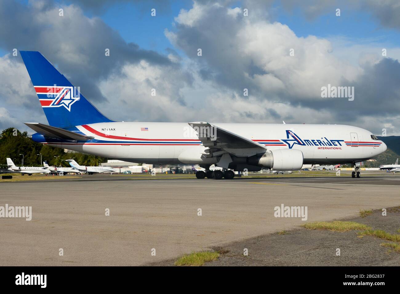Amerijet International Boeing 767 cargo antes de la salida desde el aeropuerto de St Maarten (SXM). Aviones de carga con registro N741AX. Foto de stock