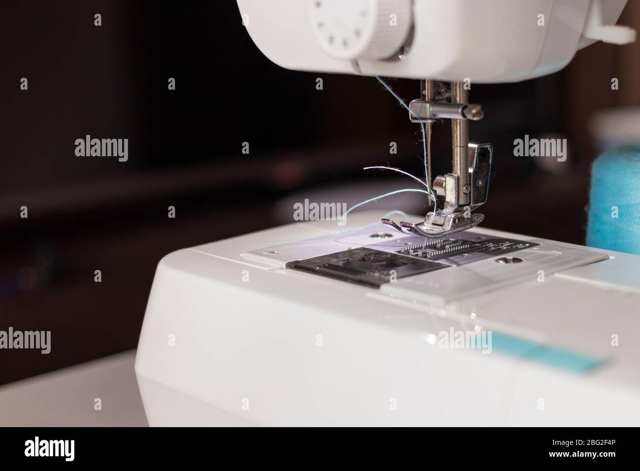 Máquina de coser trabajada por un costurero Fotografía de stock - Alamy