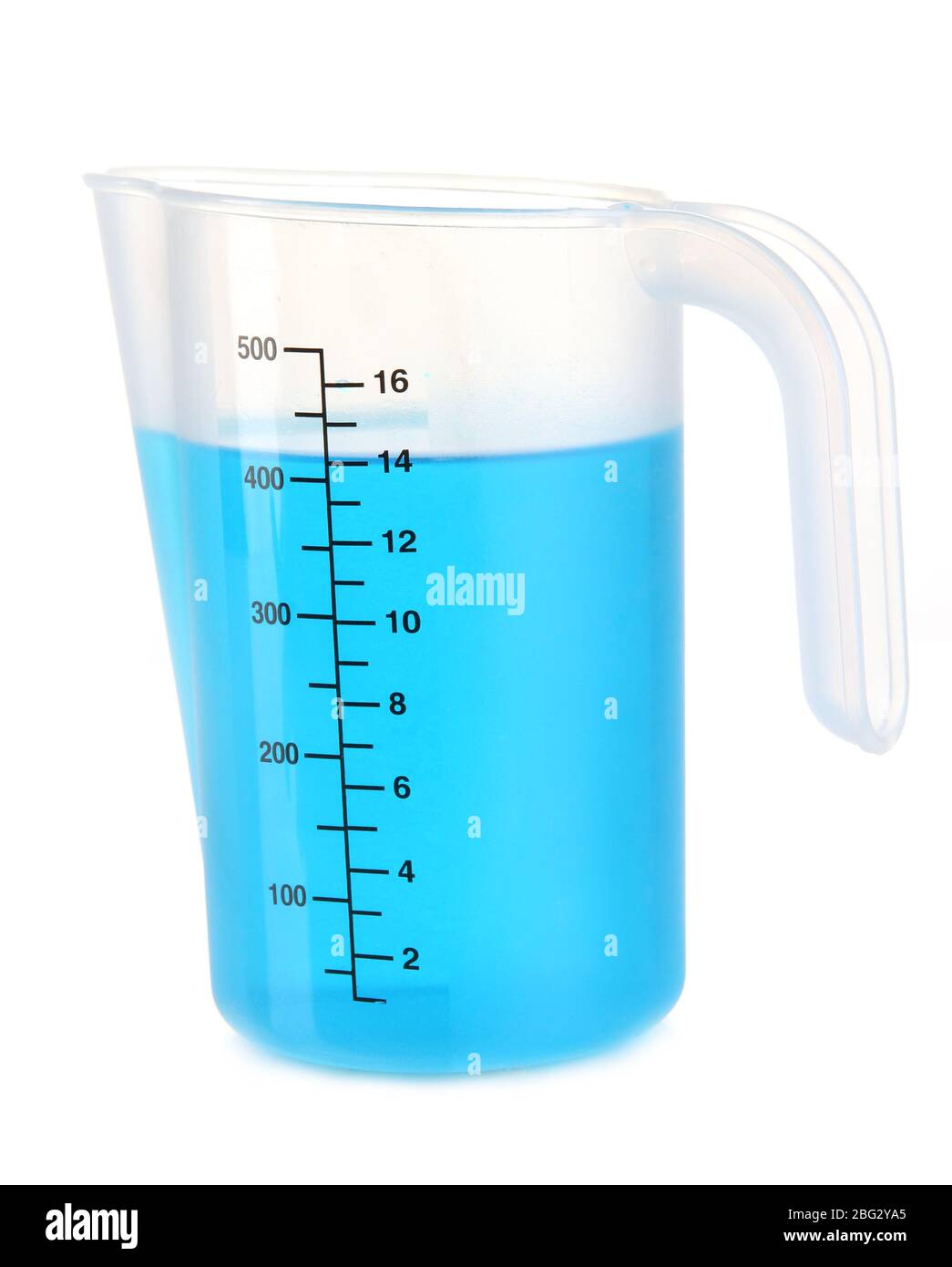 Vaso medidor con líquido azul aislado sobre blanco Fotografía de stock -  Alamy