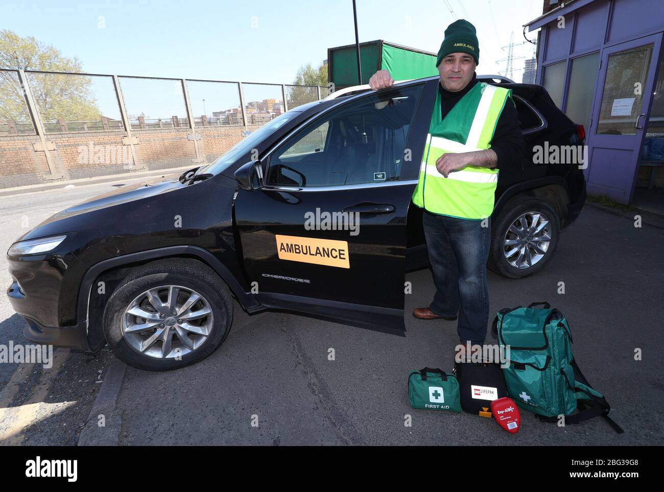 EMBARGADO A 0001 TUEDSAY ABRIL de 21 Jonathan Ganesh, presidente de la Asociación de víctimas de Docklands (DVA) y un voluntario de NHS Respondedor, con una ambulancia donada por Elite Support Services para apoyar los esfuerzos contra el brote de Covid-19, en Londres. El Sr. Ganesh, víctima del atentado del IRA de 1996 que devastó los docklands de Londres, y los miembros de la DVA se han registrado en el programa de voluntariado Your NHS needs you para aliviar la presión sobre el servicio sanitario que proporciona suministros esenciales a los que se autoaíslan. Foto de stock