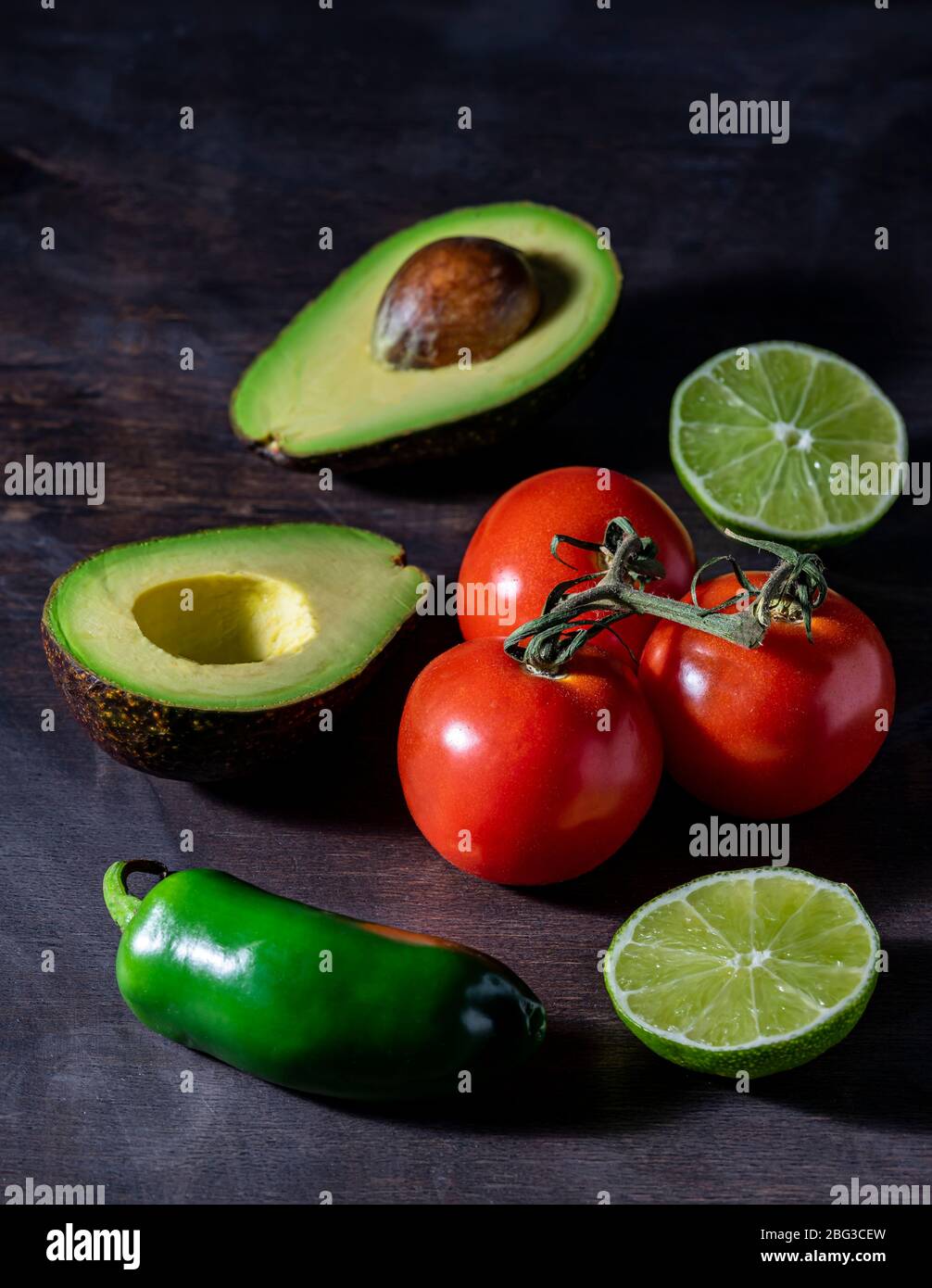 Ingredientes crudos de guacamole. Foto de stock
