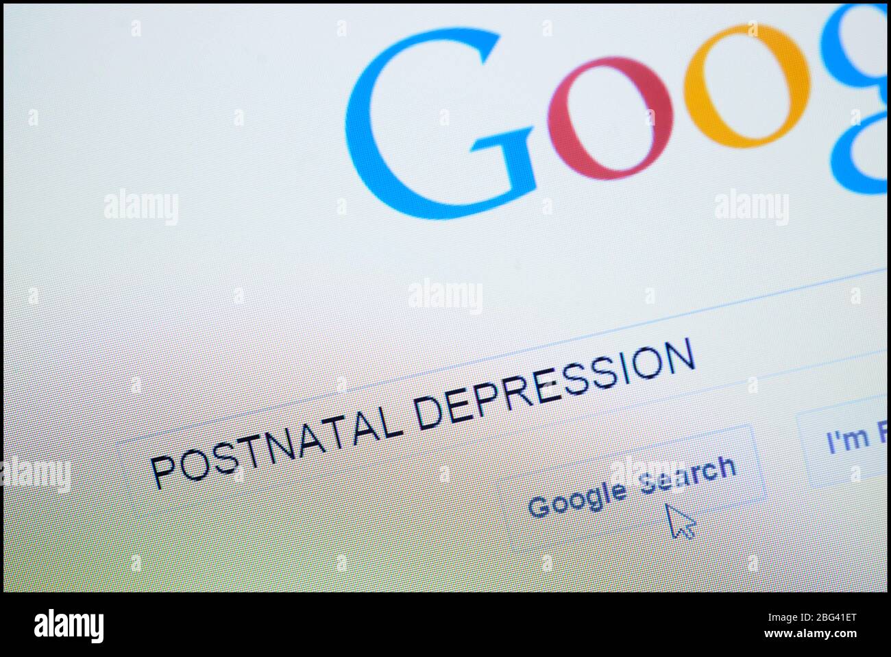 Depresión postnatal escrito en la barra de búsqueda en la página principal de Google Foto de stock