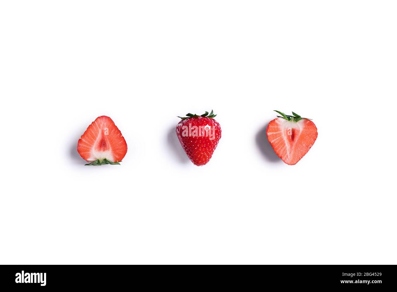 Fresas de verano dulces sobre un fondo blanco aislado. Foto de stock