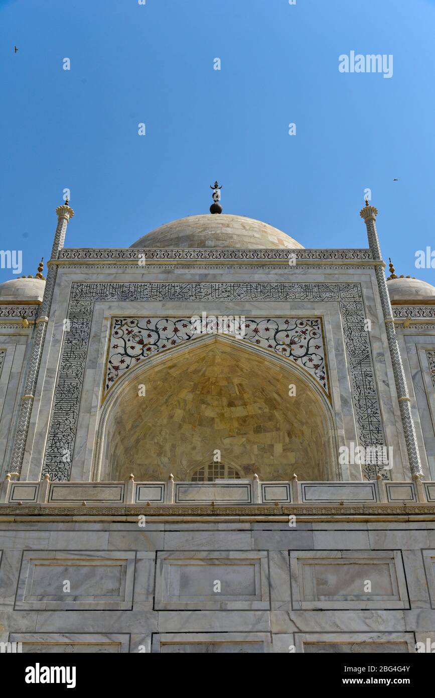 Primer plano de la vista frontal del Taj Mahal, una de las nuevas siete maravillas del mundo. Caligrafía de Ayaat árabe y poemas persas se puede ver. Foto de stock