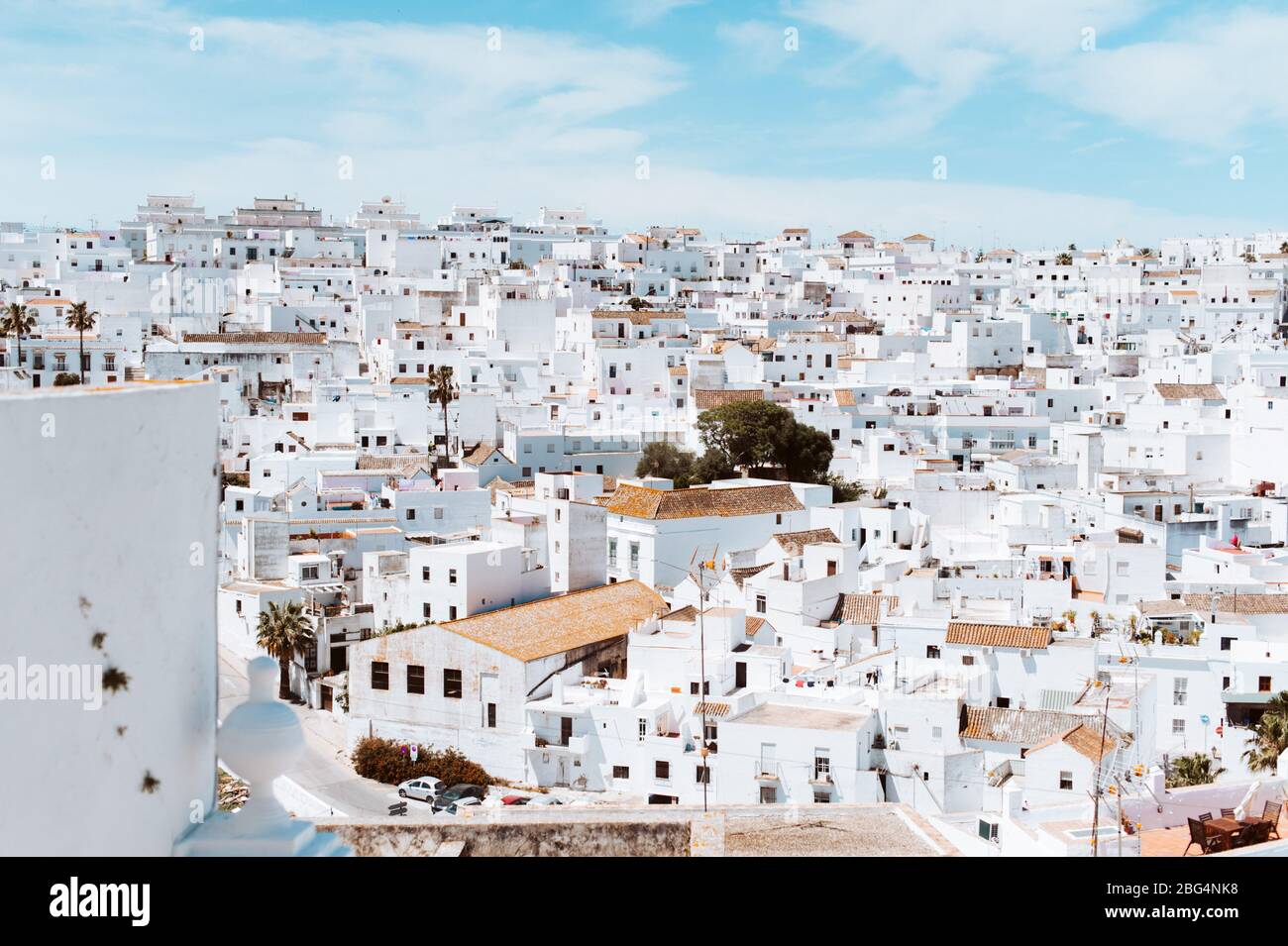 Pueblo de casas blancas contra el cielo azul en el sur de España Foto de stock