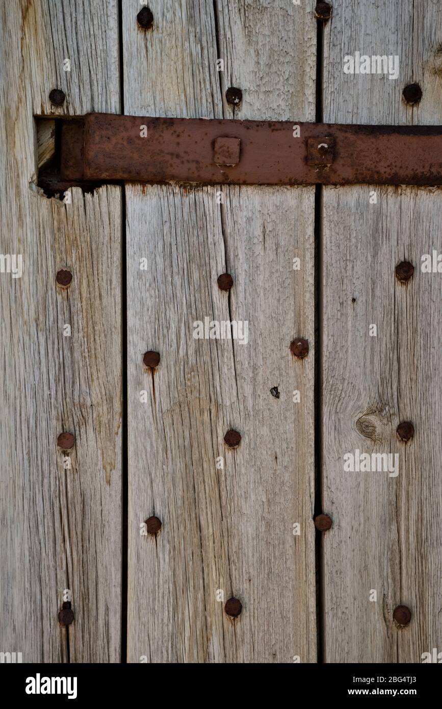 Puerta de madera antigua con herrajes de hierro y cabezas de uñas  Fotografía de stock - Alamy