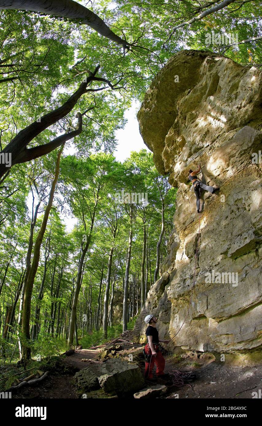Mujer madura escalando acantilados de piedra caliza en el norte de Alemania Foto de stock