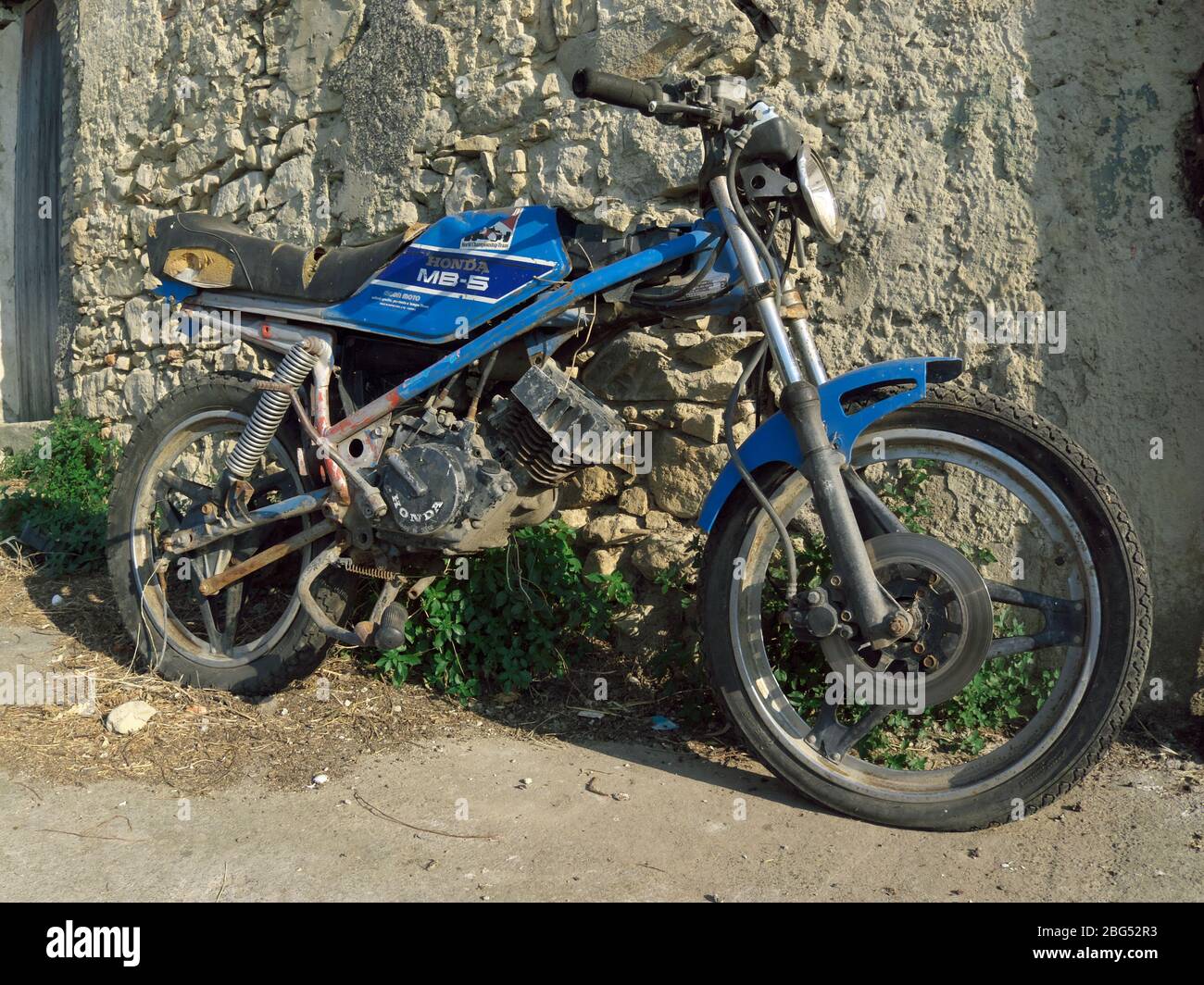 Motocicleta Abandonada Honda Mb5 Color Azul En Sicilia Es Similar Al Mercado Europeo Mb50 Producido Entre 1979 Y 19 El Mb5 Se Vendio En El Fotografia De Stock Alamy Motocicleta Abandonada Honda Mb5 Color Azul En Sicilia Es Similar Al Mercado Europeo Mb50 Producido Entre 1979 Y 19 El Mb5 Se Vendio En El Fotografia De Stock Alamy