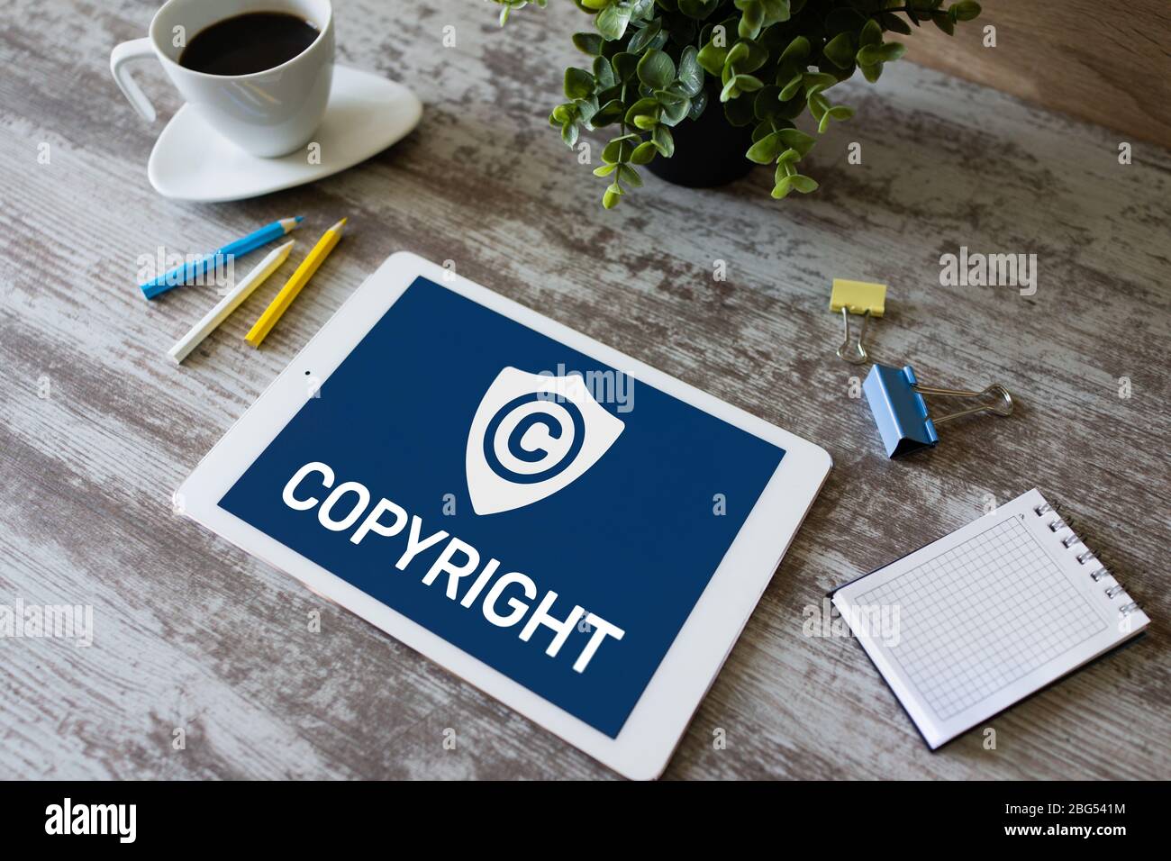 Icono de copyright en la pantalla. Derecho De Patentes Y Propiedad Intelectual. Concepto De Negocio, Internet Y Tecnología Foto de stock