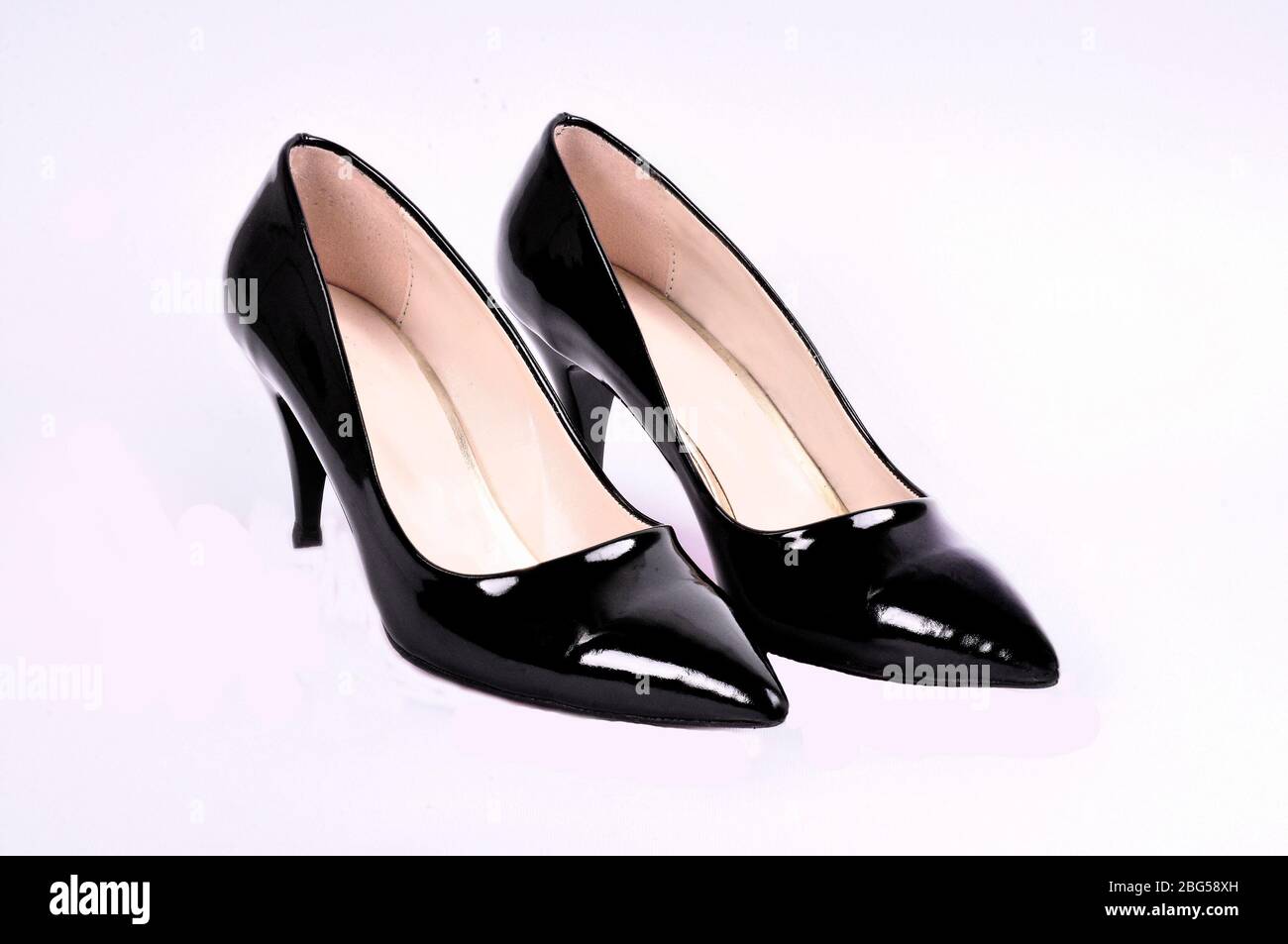 Zapatos elegantes y bonitos para mujer piel brillante negro tacones fondo blanco Fotografía de stock - Alamy