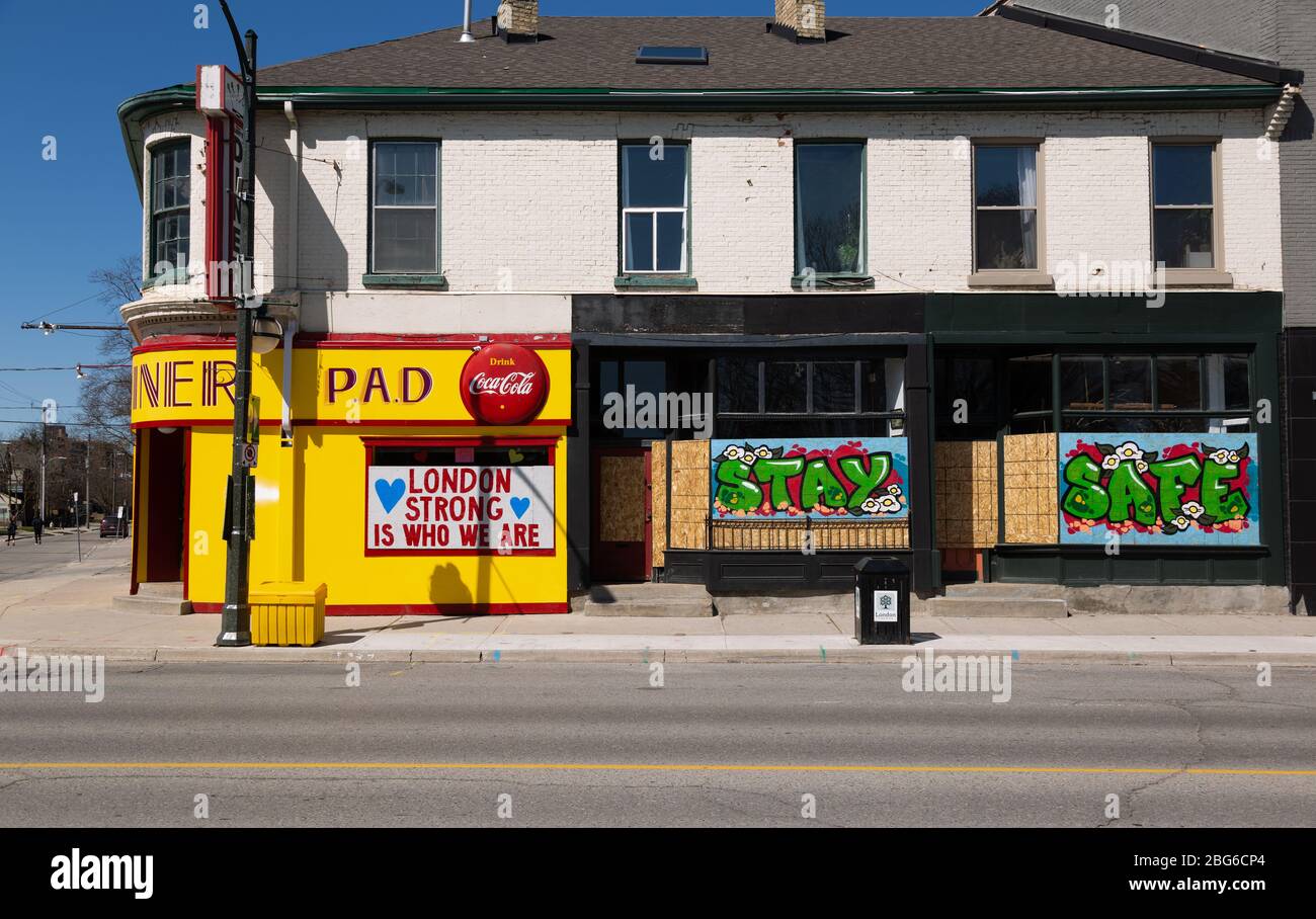 Cerrado y en el interior de tiendas y restaurantes en Londres, Ontario, Canadá durante la pandemia de COVID19. Foto de stock