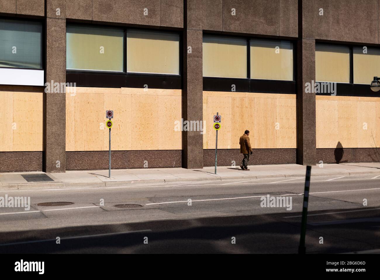 Cerrado y en el interior de tiendas y restaurantes en Londres, Ontario, Canadá durante la pandemia de COVID19. Foto de stock