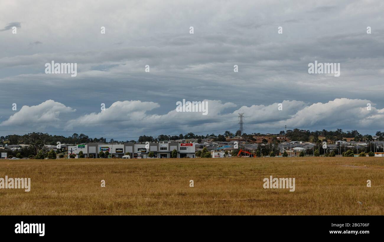 Kelvin-Helmholtz nubes vistas sobre el suburbio de Gledswood Hills de Sydney, Australia Foto de stock
