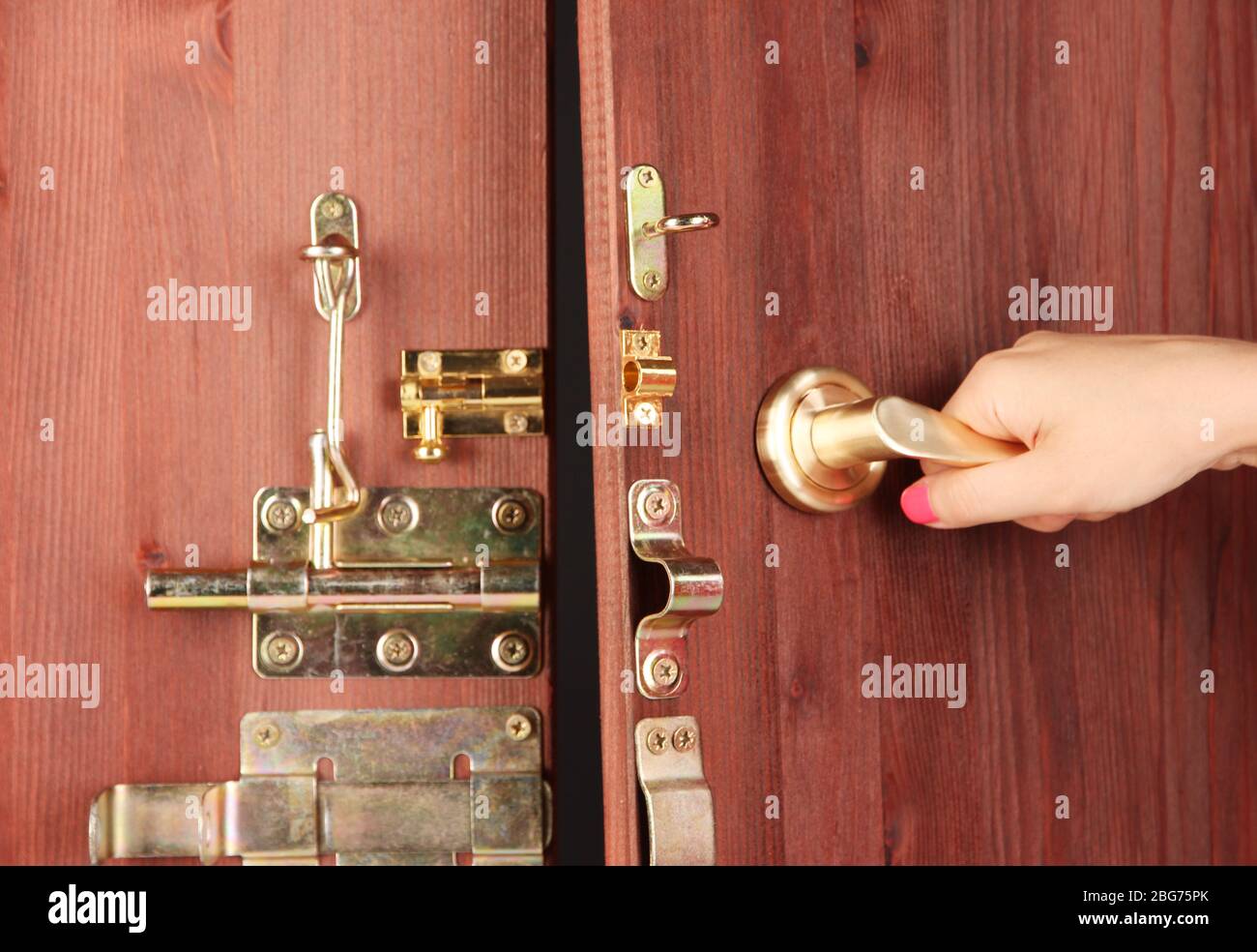 El pestillo de la puerta se coloca en la ranura de la puerta interior para  alinearse con la manija de la puerta Fotografía de stock - Alamy