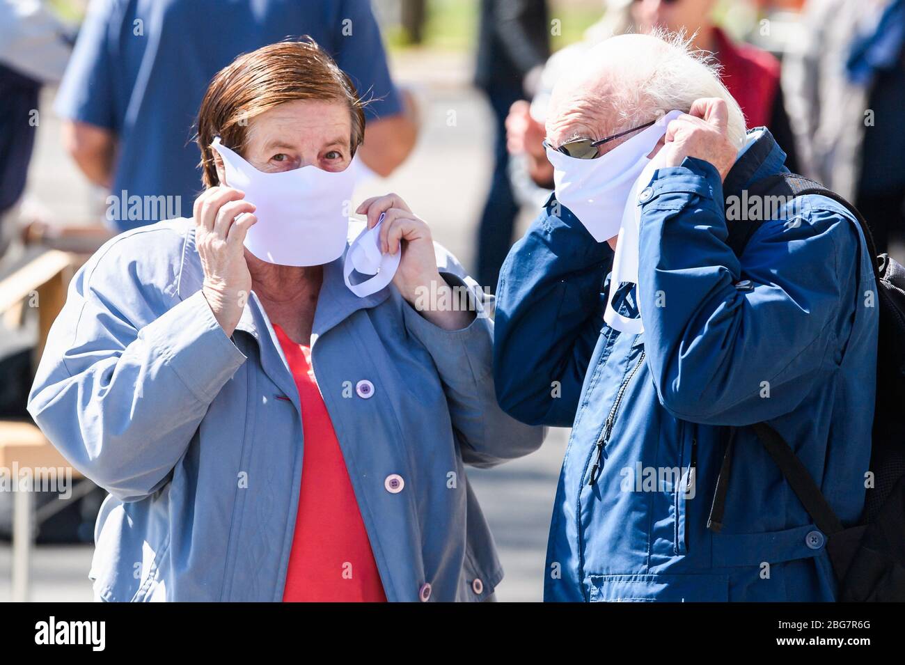 (200420) -- DRESDEN (ALEMANIA), 20 de abril de 2020 (Xinhua) -- un hombre y una mujer se pusieron máscaras de cara recibidas frente al Ayuntamiento de Dresden, estado de Sajonia, Alemania oriental, el 20 de abril de 2020. La tasa de nuevas infecciones con COVID-19 en Alemania continuó disminuyendo, ya que el número de casos confirmados sólo aumentó en 1,775 en un día a casi 142,000, anunció el lunes el Instituto Robert Koch (RKI). (Foto de Kevin Voigt/Xinhua) Foto de stock