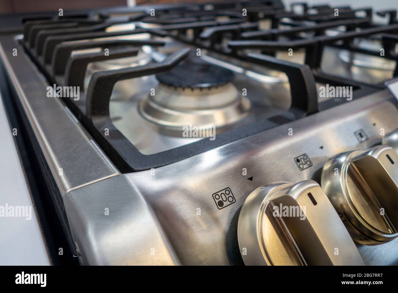 quemador de cocina residencial y diales de alcance de cerca Foto de stock