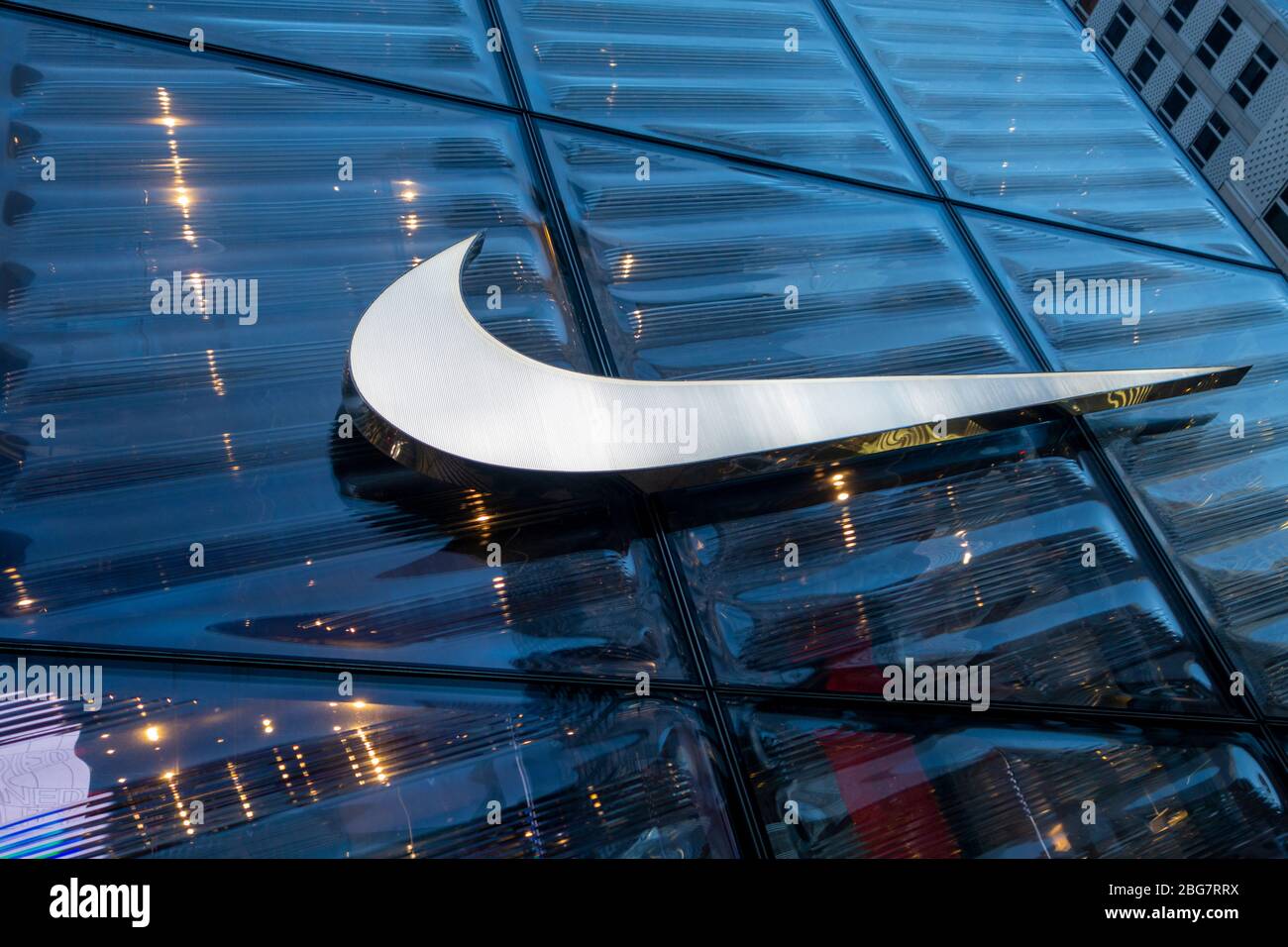 Edificio Nike con el gran logotipo blanco de nike en la nueva york  Manhattan 5th ave frente a la cara Fotografía de stock - Alamy