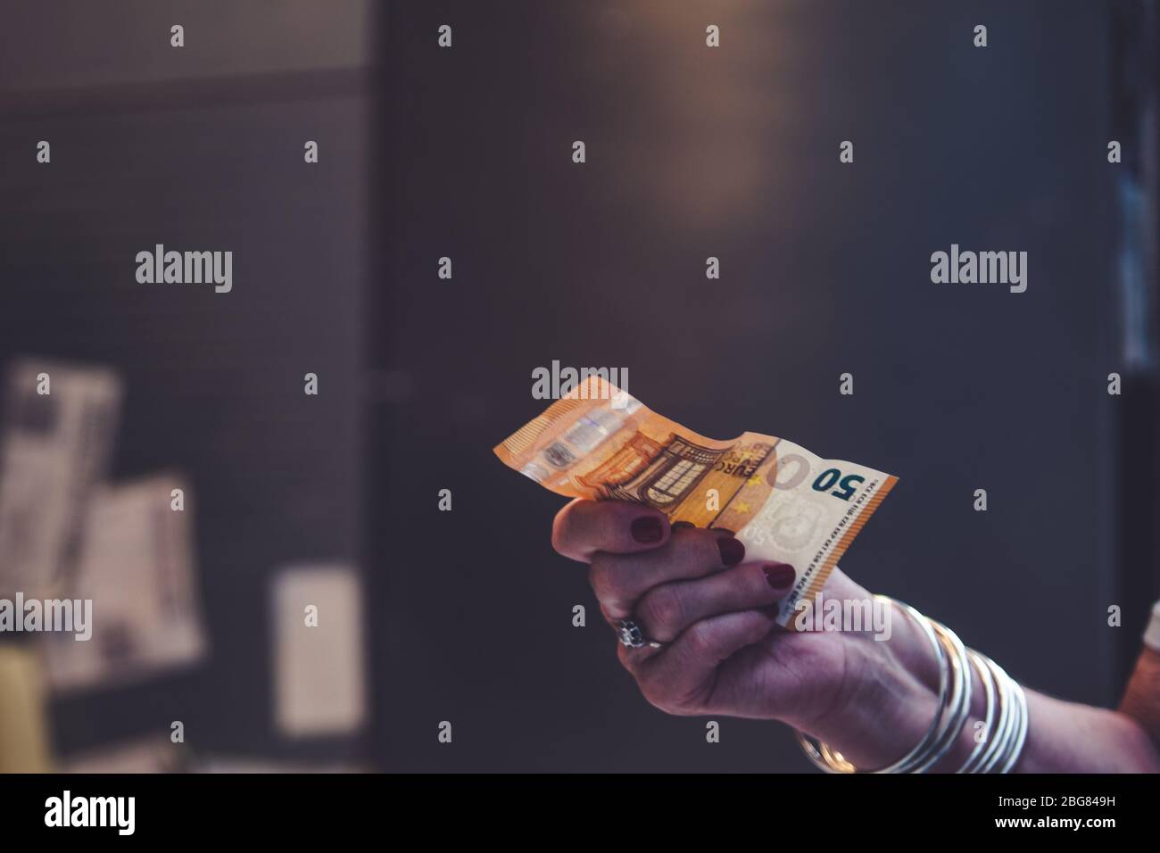 Personas que pagan con dinero en efectivo en un mercado Foto de stock