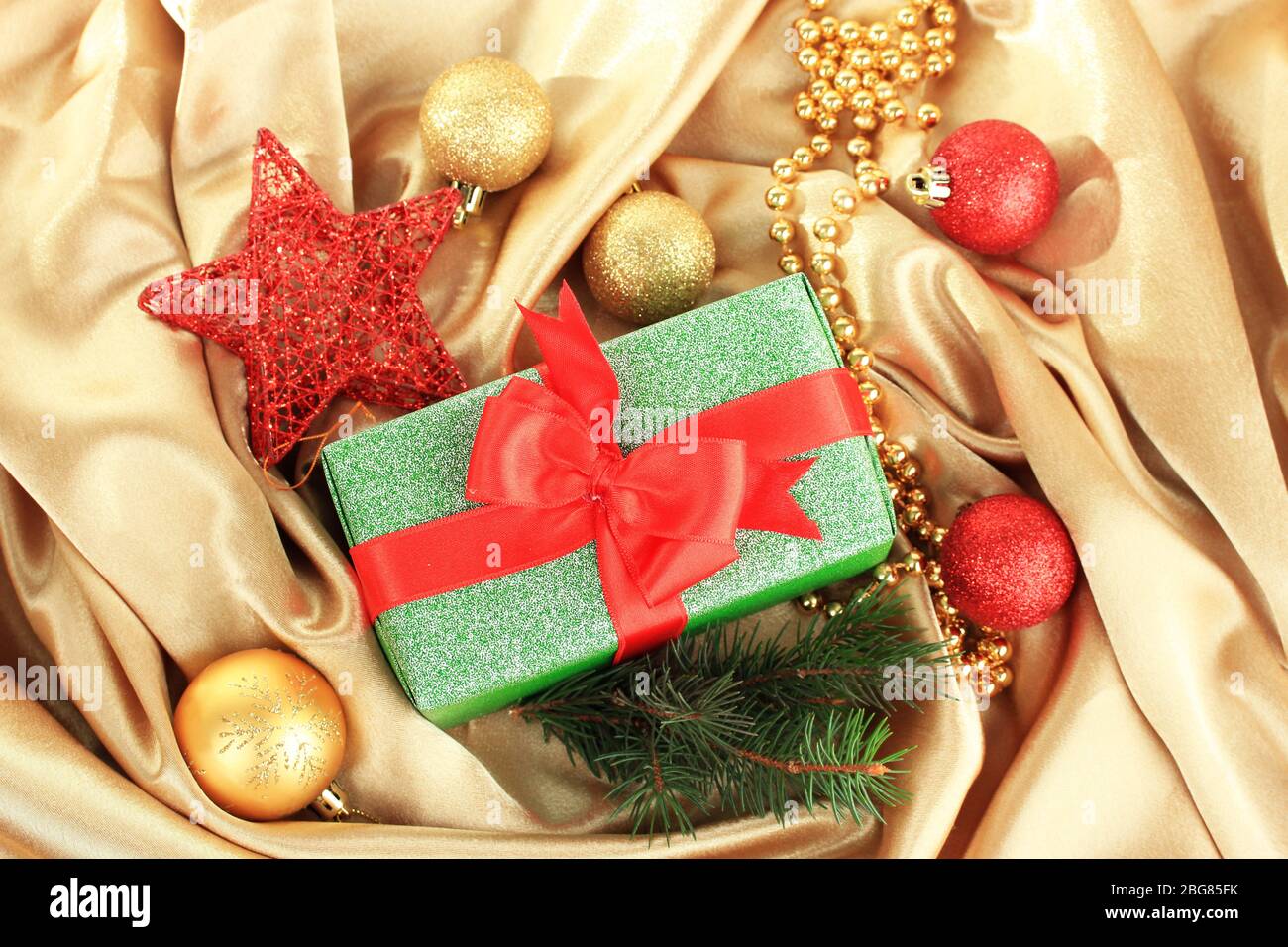 Hermoso regalo brillante y decoración de Navidad, sobre tela de seda  Fotografía de stock - Alamy