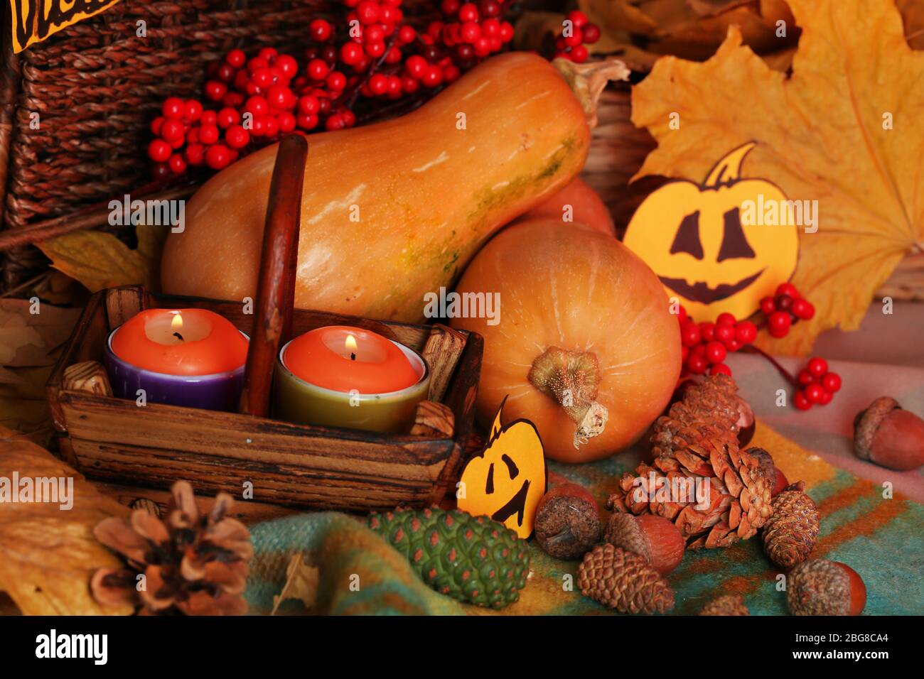 Composición para Halloween con calabazas sobre fondo de tela Fotografía de  stock - Alamy