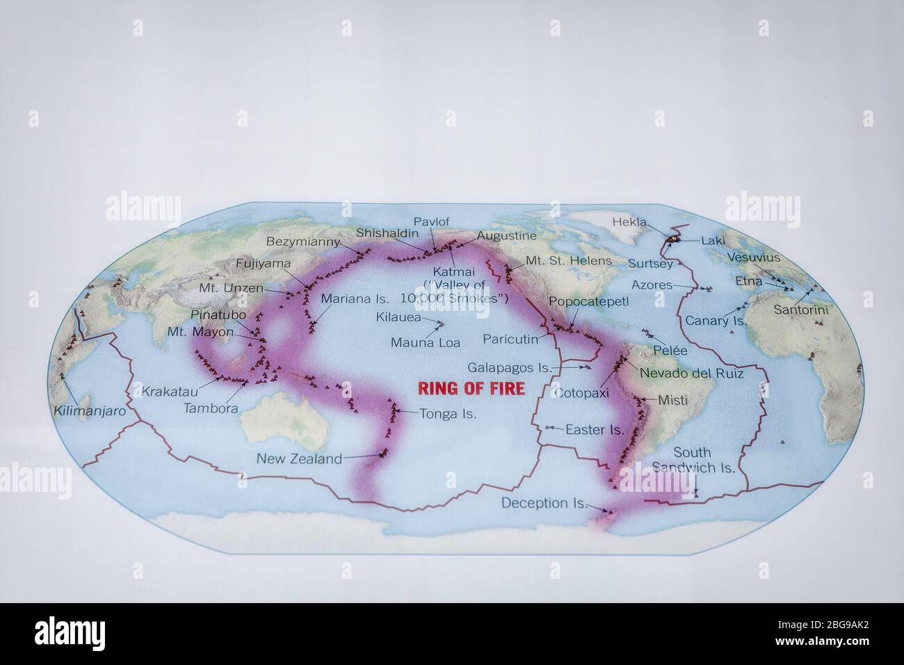 Mapa del mundo que muestra el anillo de fuego del Pacífico y los límites de las placas tectónicas, color, **USO EDITORIAL SOLAMENTE** Foto de stock