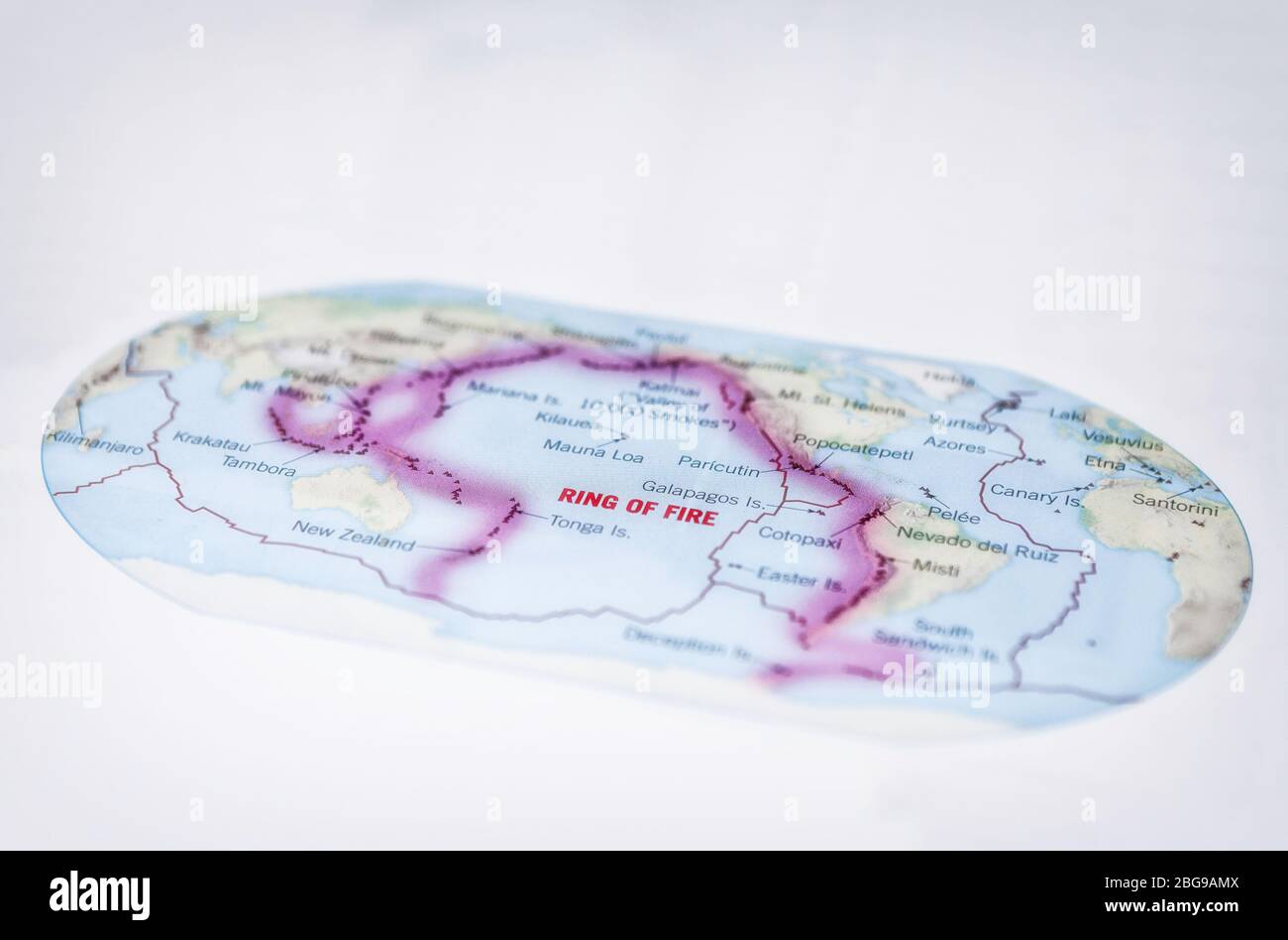 Mapa del mundo que muestra el anillo de fuego del Pacífico y los límites de las placas tectónicas, color, **USO EDITORIAL SOLAMENTE** Foto de stock