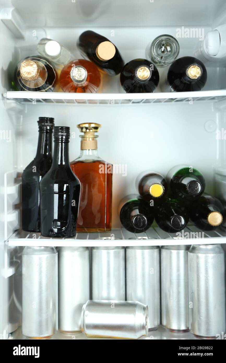 Nevera llena de botellas con bebidas alcohólicas Fotografía de stock - Alamy