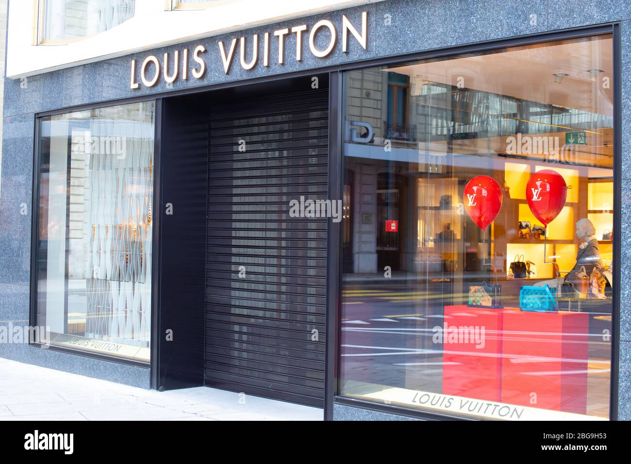 Boutique De Tiendas Louis Vuitton. Logotipo De Tablero De Anuncios Signo De  Brend Y Escaparate De Escaparate De La Tienda De Louis Imagen editorial -  Imagen de gente, minorista: 257844335