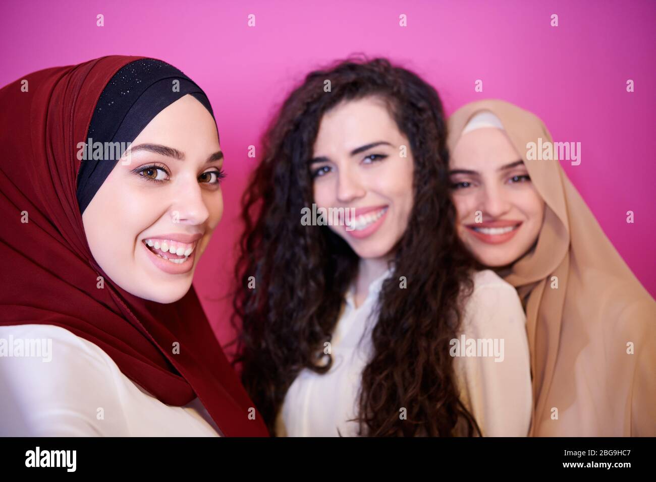 Retrato En Grupo De Mujeres Musulmanas Hermosas Dos De Ellas En Vestido