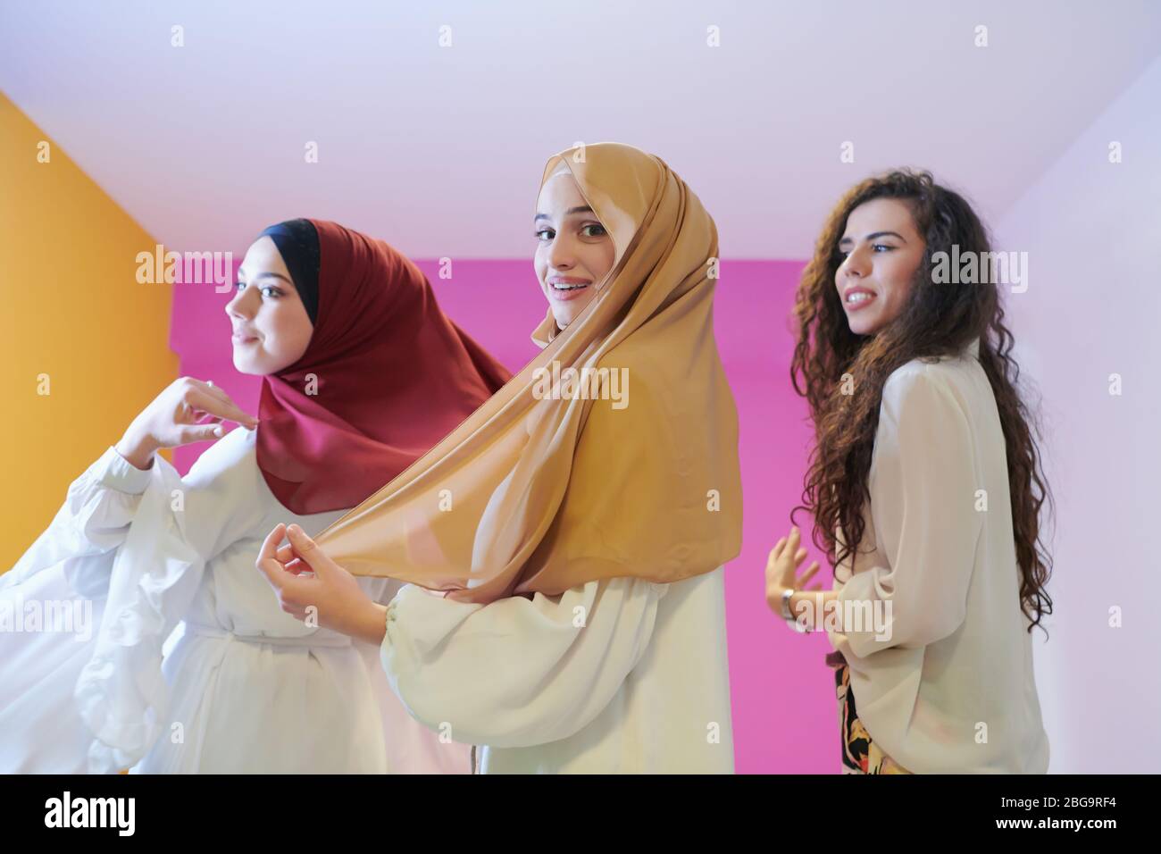 Retrato En Grupo De Mujeres Musulmanas Hermosas Dos De Ellas En Vestido 