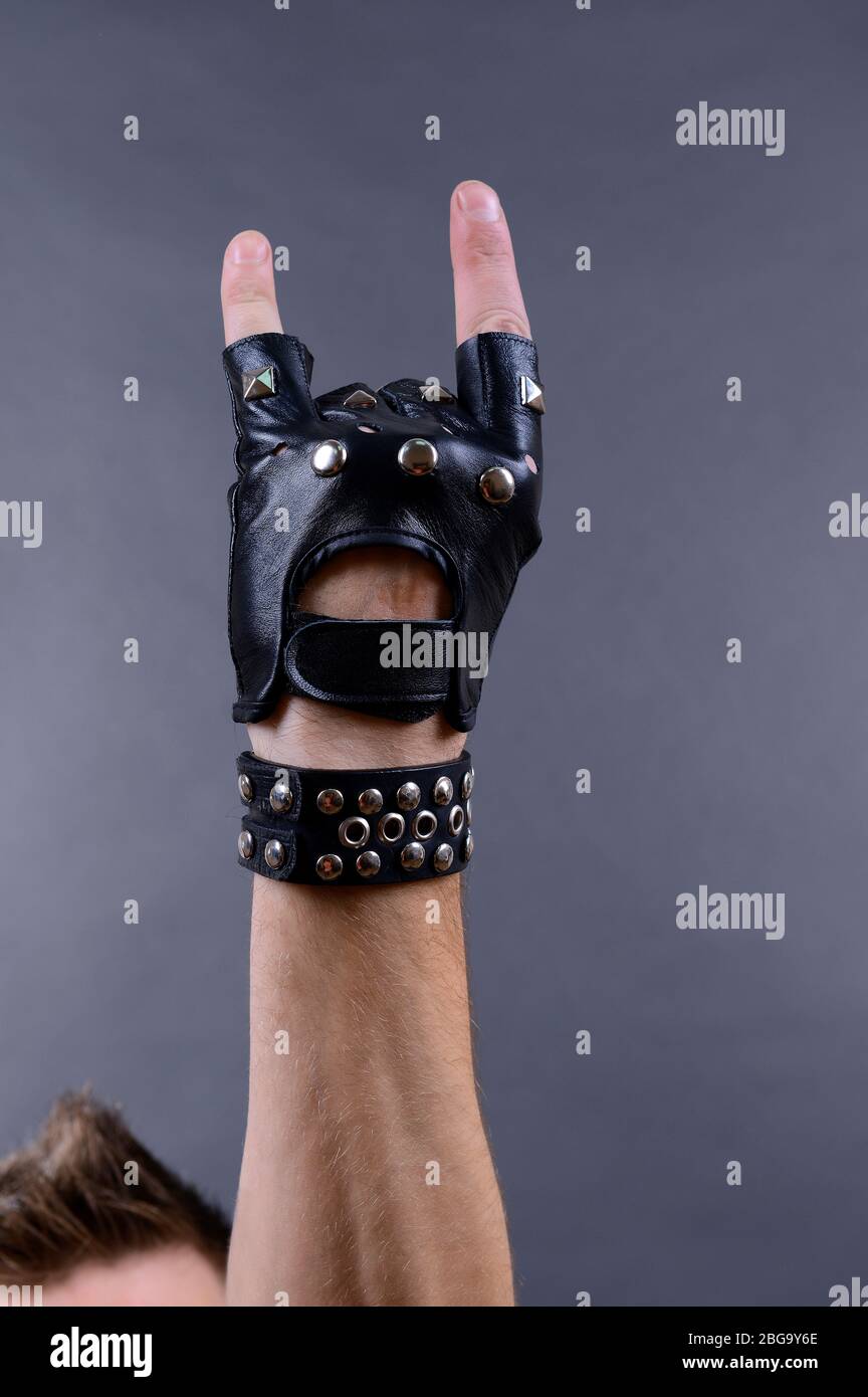 Mano de rockero en pulsera y manopla de cuero, aislada sobre blanco  Fotografía de stock - Alamy