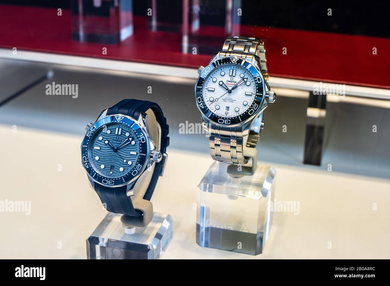 Ginebra, Suiza, marzo de 2020 Omega reloj, tienda de ventanas con relojes  mecánicos de moda para la venta, Omega es fabricante de relojes suizos de  lujo Fotografía de stock - Alamy