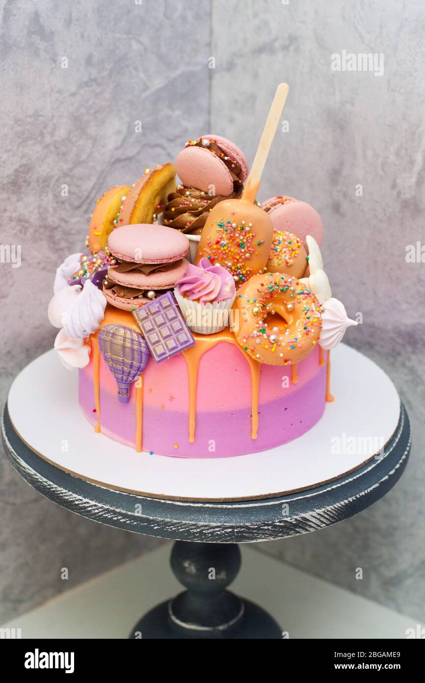 Birthday cake with donuts fotografías e imágenes de alta resolución - Alamy