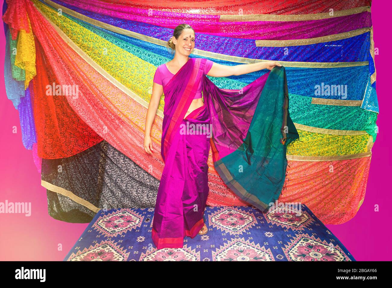Mujer con ropa India. Una hermosa mujer caucásica sonriente vestida ropa típica Símbolo de vestimenta de la India: Sari. Muchos suspiran Fotografía stock - Alamy