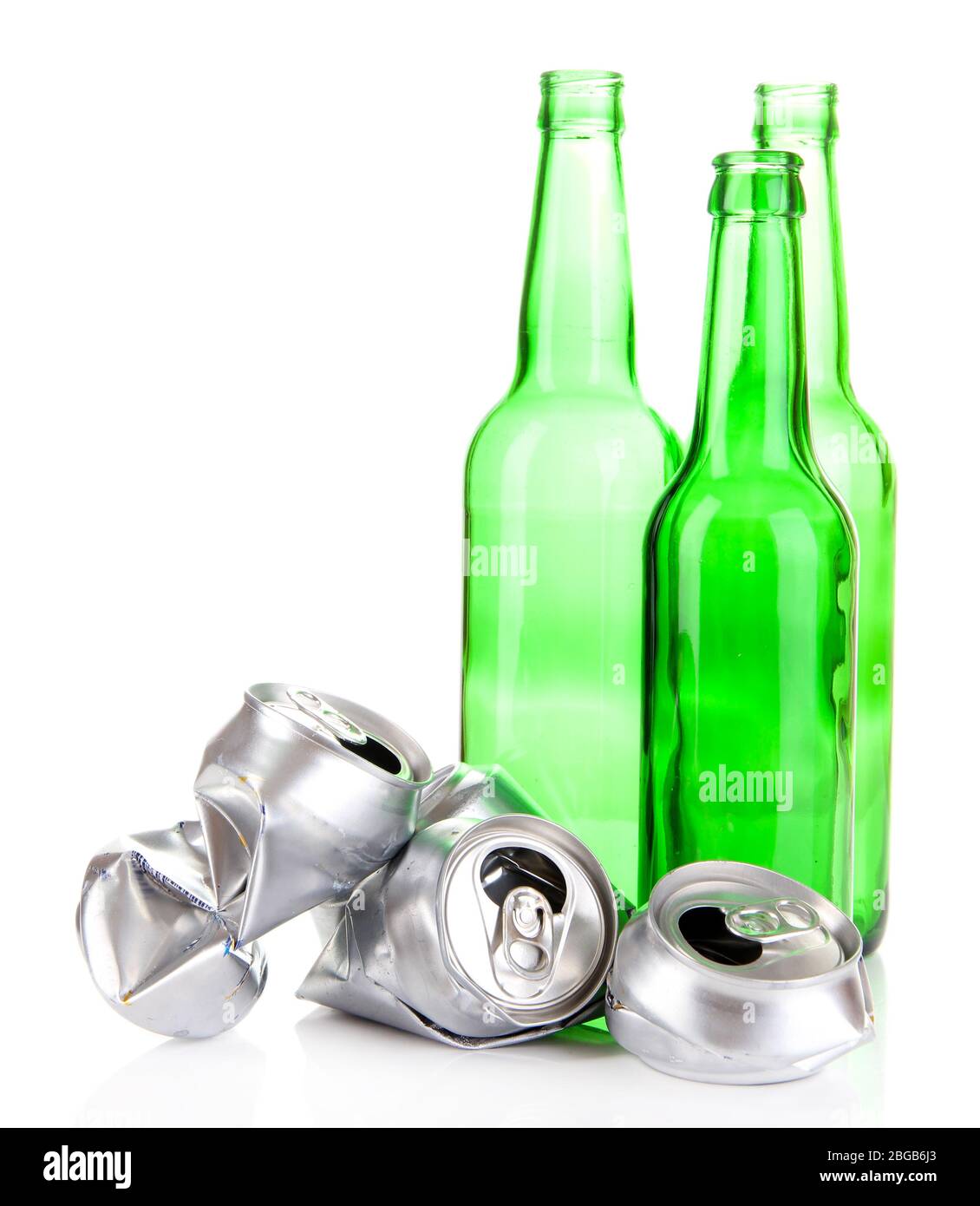 Latas de cerveza de metal trituradas con botellas de vidrio aisladas sobre blanco Foto de stock