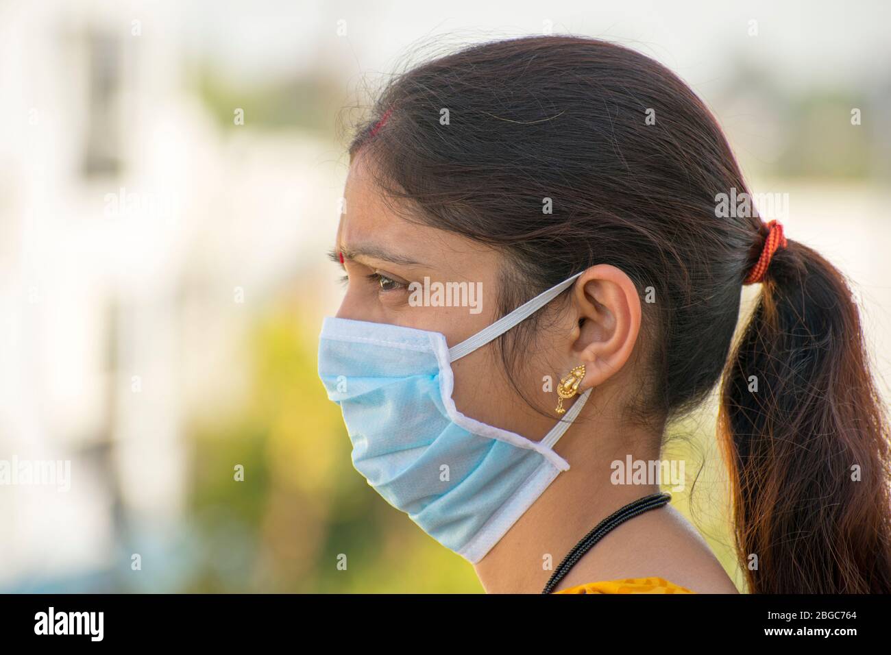Mujer India en la protección desechable de la máscara del coronavirus contra el virus corona covid 19 Foto de stock