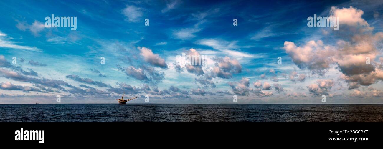 panorama marino con pequeña palmera de aceite con hermoso cielo nublado Foto de stock