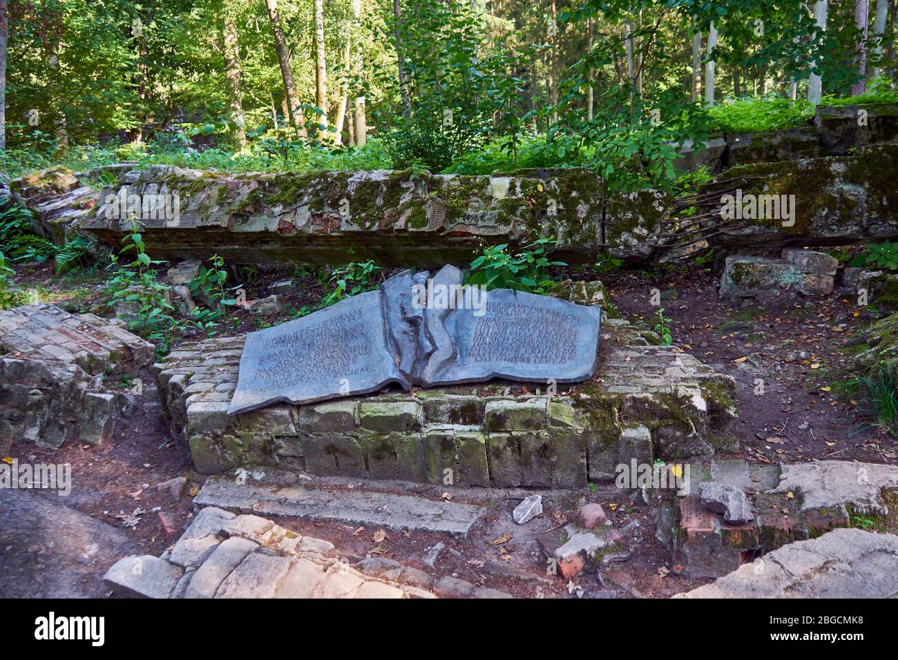 Gedenktafel an das missglückte Attentat vom 20. Juli 1944 Claus Schenk Graf von Stauffenberg, ehemalige Lagebaracke, Wolfsschanze, Masuren, Polen Foto de stock