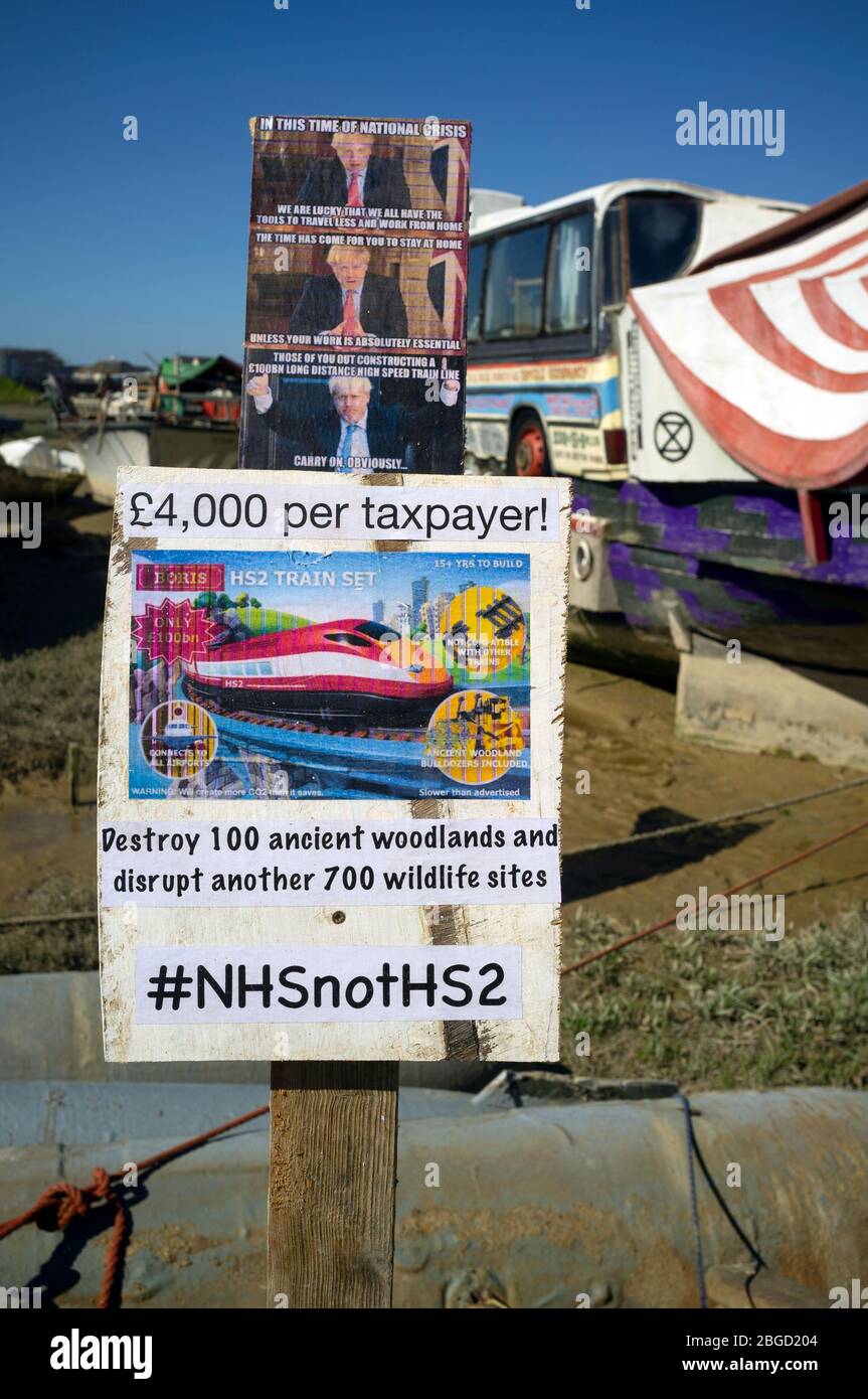 Un cartel político que se opone al desarrollo ferroviario del HS2 Foto de stock