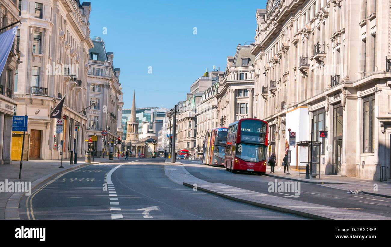 Coronavirus Pandémica una vista de Regent Street en Londres Abril de 2020. No hay gente, sólo unos cuantos autobuses en las calles, todas las tiendas están cerradas para Lockdown. Foto de stock