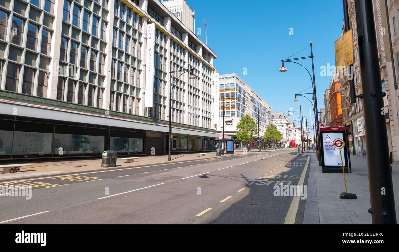 Pandemia de coronavirus una vista de Oxford Street en Londres Abril de 2020. No hay gente, sólo unos cuantos autobuses en las calles, todas las tiendas están cerradas para Lockdown. Foto de stock