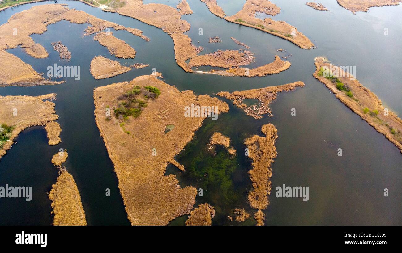 Drone disparando directamente sobre las islas y el delta del río. Vista de pájaro. Foto de stock