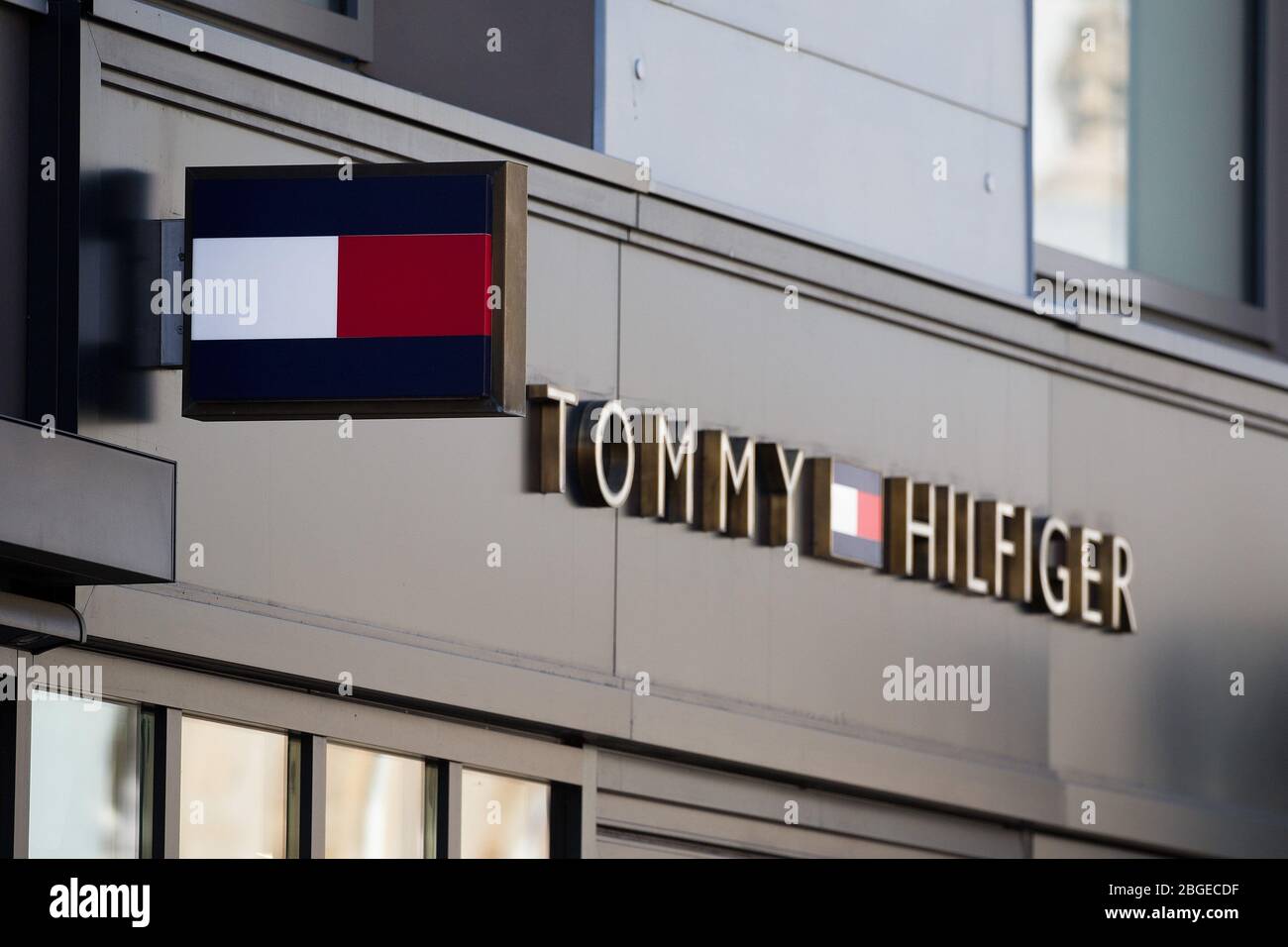 Tommy hilfiger logo fotografías e imágenes de alta resolución - Alamy