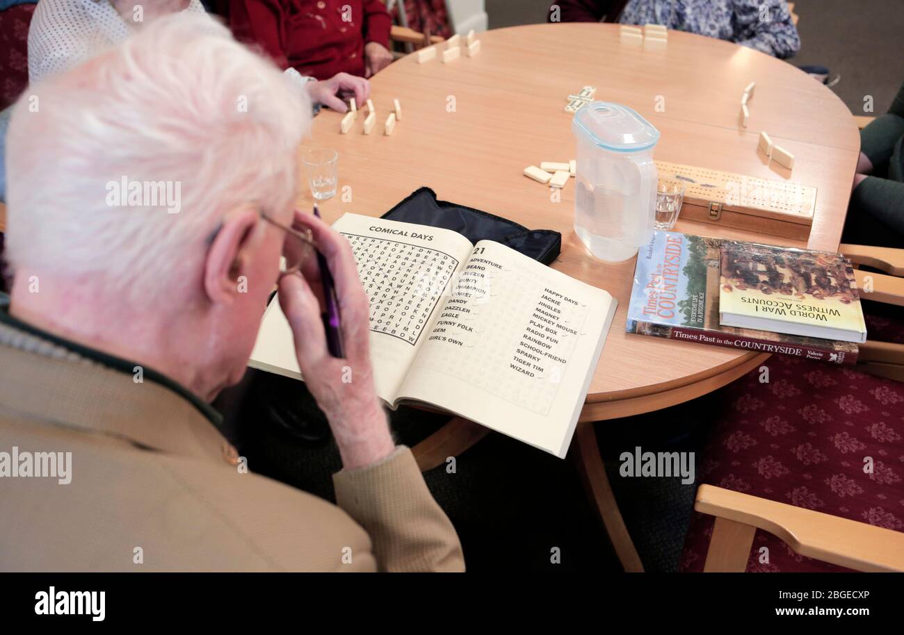 Los residentes disfrutan de una sesión de actividades en una casa de cuidados en Redcar y Cleveland, Reino Unido. 2/2/2018. Fotografía: Stuart Boulton. Foto de stock
