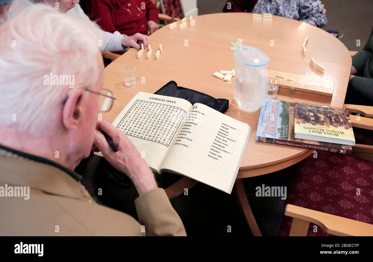 Los residentes disfrutan de una sesión de actividades en una casa de cuidados en Redcar y Cleveland, Reino Unido. 2/2/2018. Fotografía: Stuart Boulton. Foto de stock
