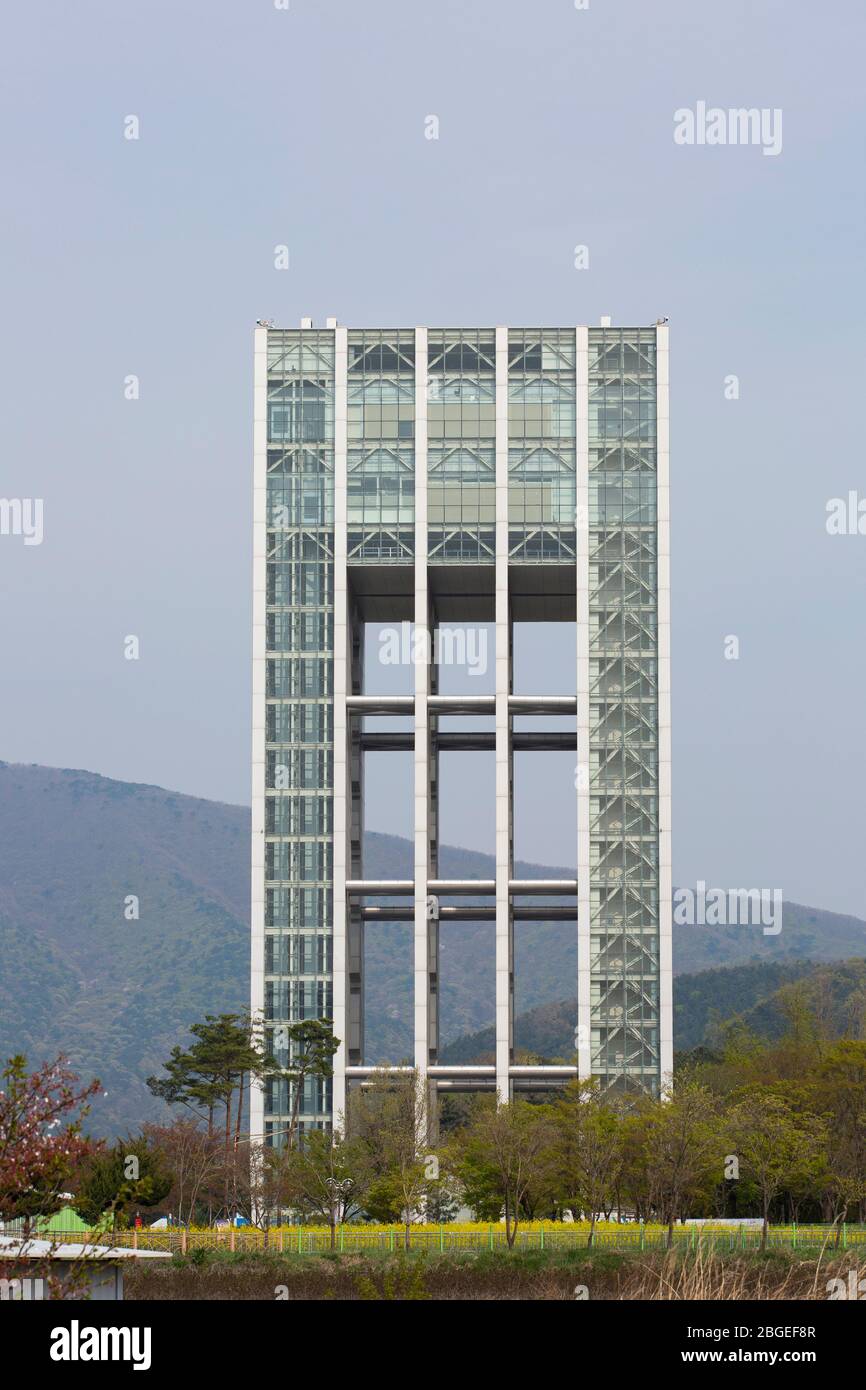 Torre Gyeongju en el Parque de Exposiciones de la Cultura Mundial en Gyeongju-si, Corea,  15 Abr 2020 Foto de stock