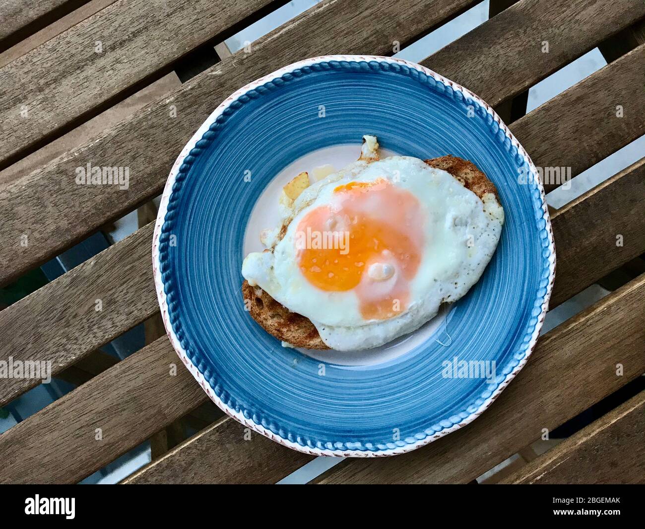 Huevo frito en pan tostado Sandwich japonés caliente en plato. Listo para  comer comida rápida saludable Fotografía de stock - Alamy