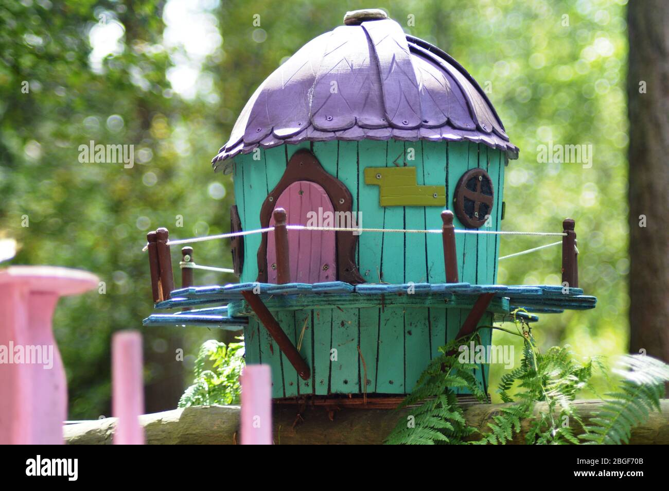 Una bonita casa de hadas en un jardín arbolado diseñado para niños. Inglaterra Foto de stock